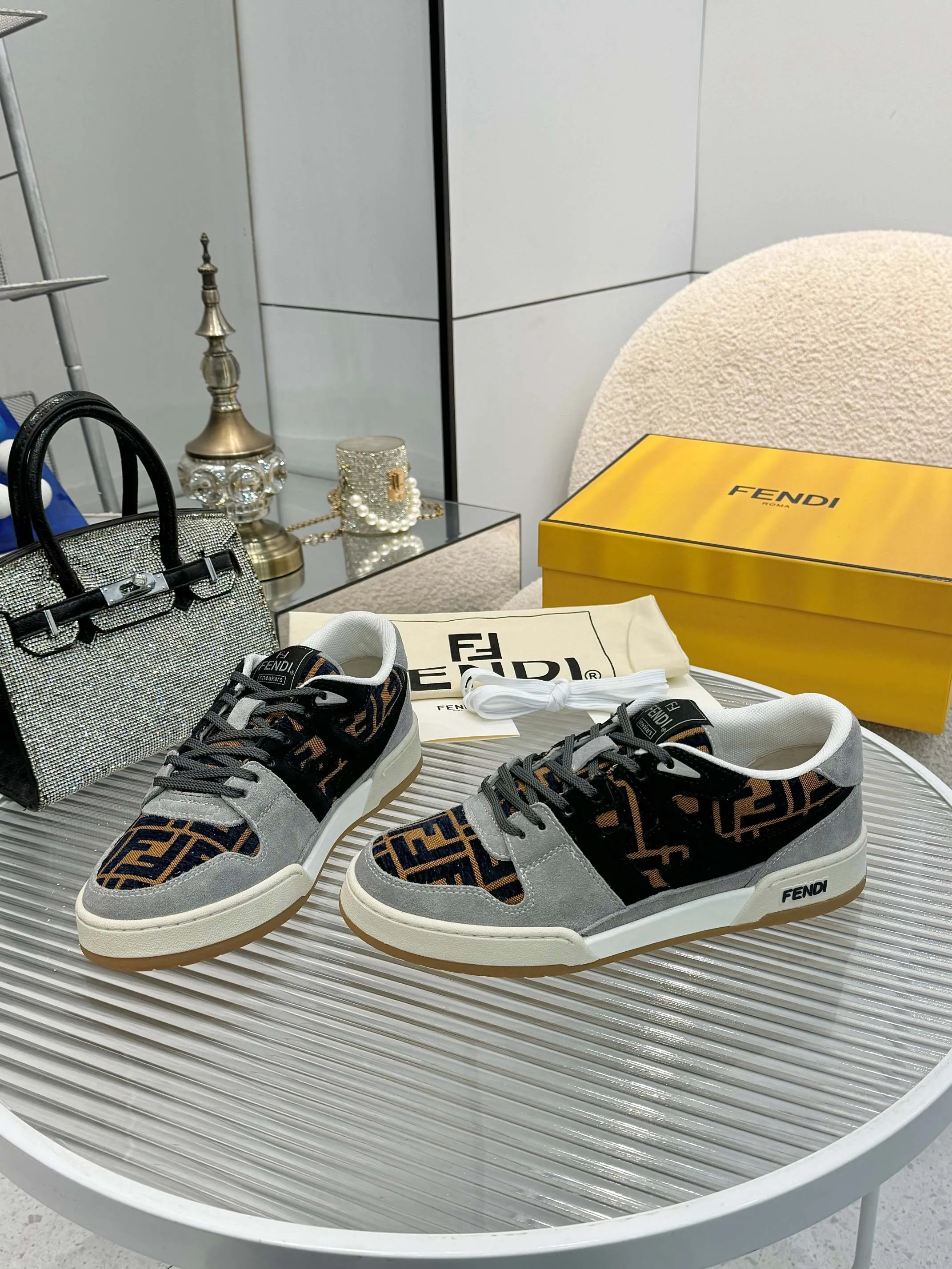 p620🐮🐮New❤Top super A version💯 Fendi Fendi 2025 New Year's King Explosive Style🔥 Many💑stars have the same style FD match. Original purchase for RMB14440. One to one replica. Designer Kim Jones's first sneaker fendi match and Donkey brand Trainer basketball sneakers, fresh blood injection and FF retro design It combines fashion and super comfort. [Wise] Whoever doesn’t grab it will regret it [There are many shoe uppers on the market with different color matching and cut corners in workmanship. The color matching and craftsmanship of my shoe upper are absolutely the same as the genuine products at the counter. Welcome to compare. Feet: Mesh injection molding pads 🎯 Soles: Please look for the original molded multi-color TPU outsole (❌ non-rubber sole) 🎯 Size: Female 35-41 Male 38-45 🎯 Packaging: Original 1:1 matching high-end packaging 🎁